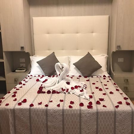 Hotel Jumbo Римини Екстериор снимка