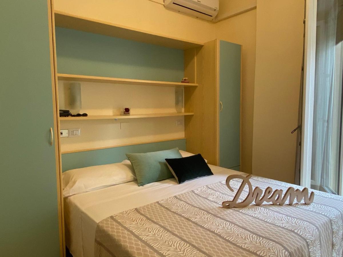Hotel Jumbo Римини Екстериор снимка