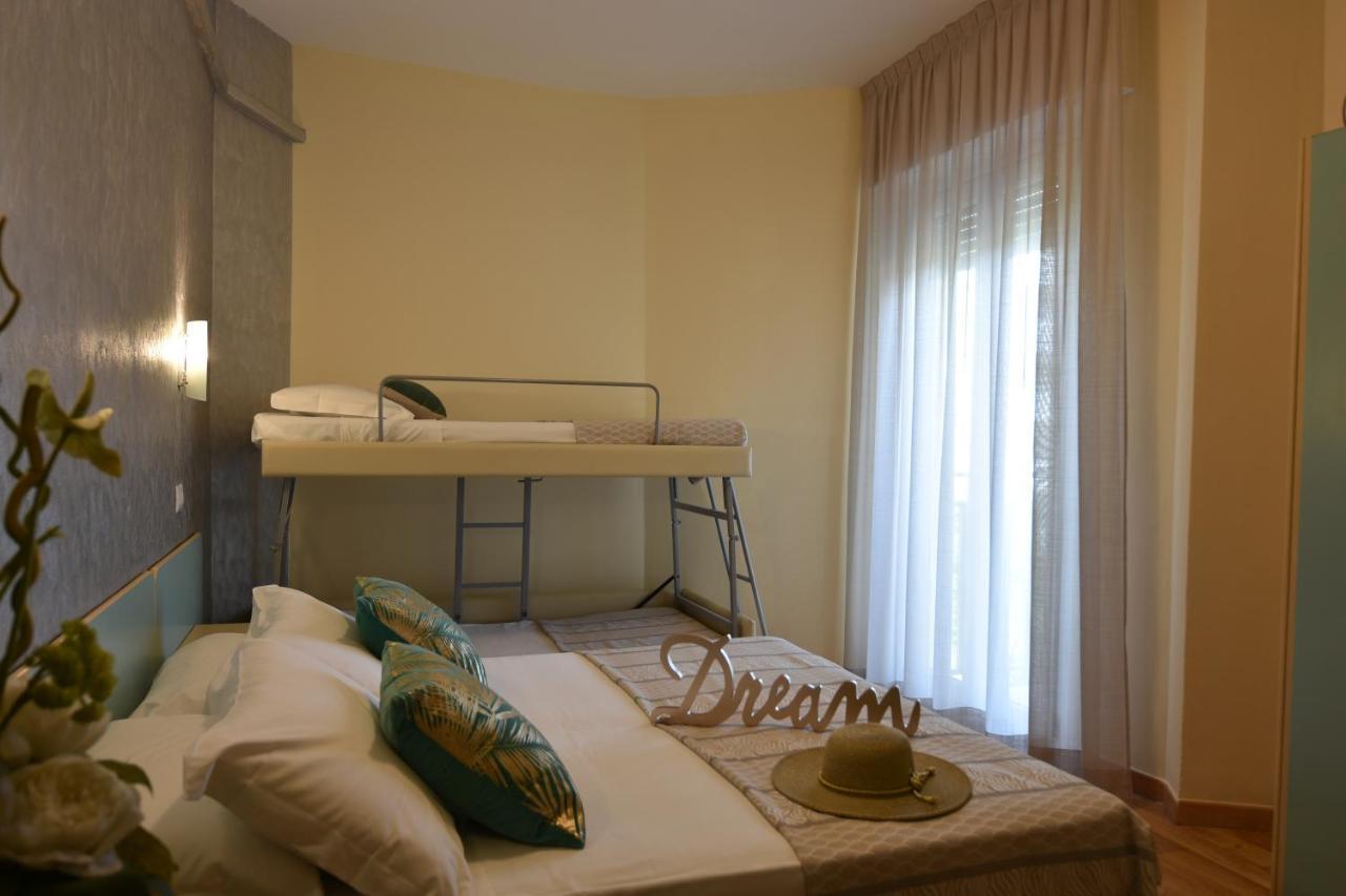 Hotel Jumbo Римини Екстериор снимка