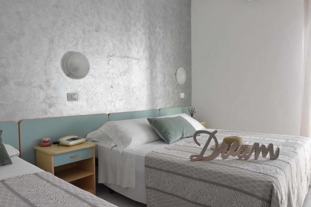 Hotel Jumbo Римини Екстериор снимка