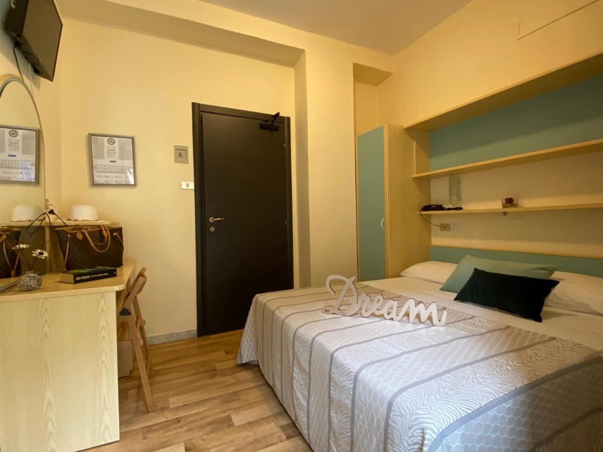 Hotel Jumbo Римини Екстериор снимка