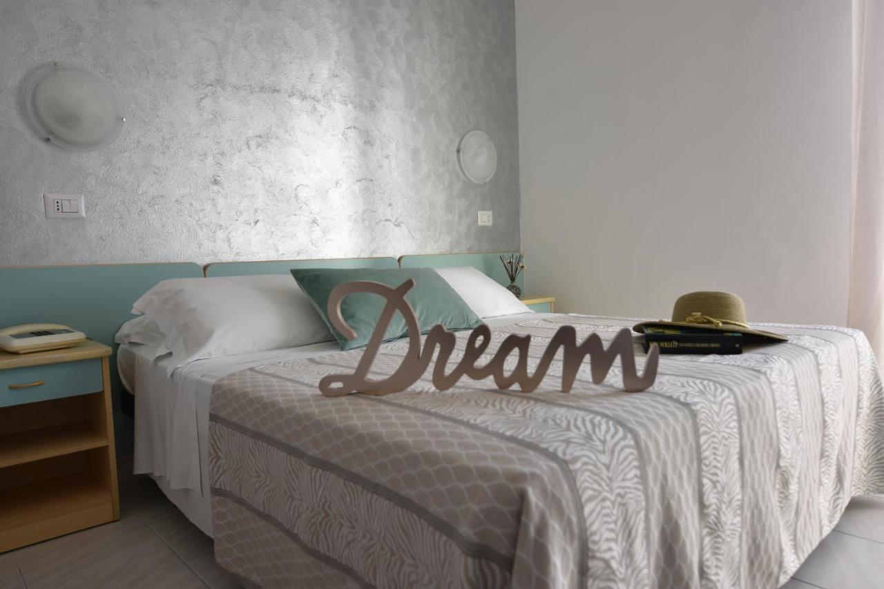 Hotel Jumbo Римини Екстериор снимка
