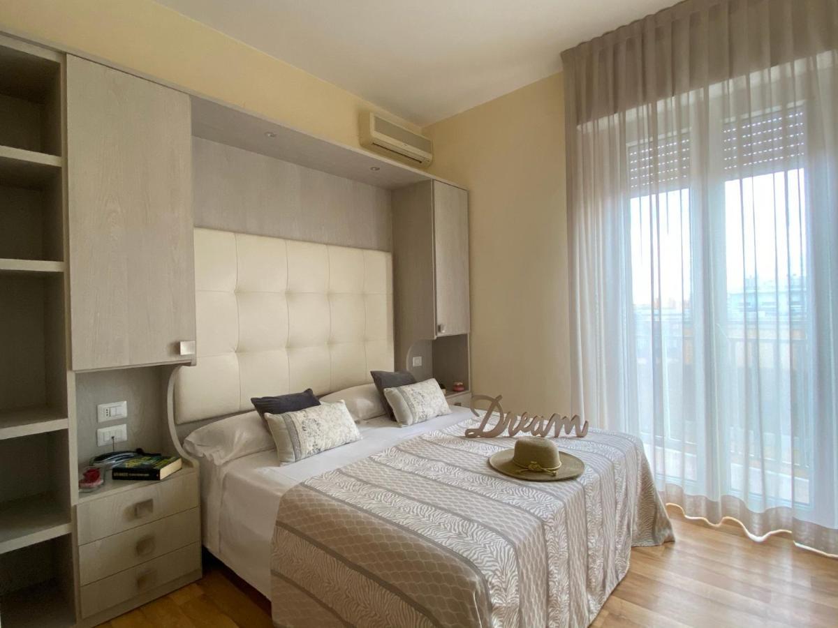 Hotel Jumbo Римини Екстериор снимка