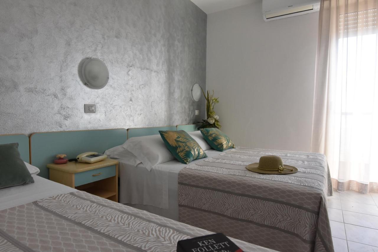 Hotel Jumbo Римини Екстериор снимка