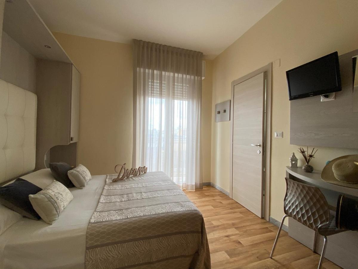 Hotel Jumbo Римини Екстериор снимка