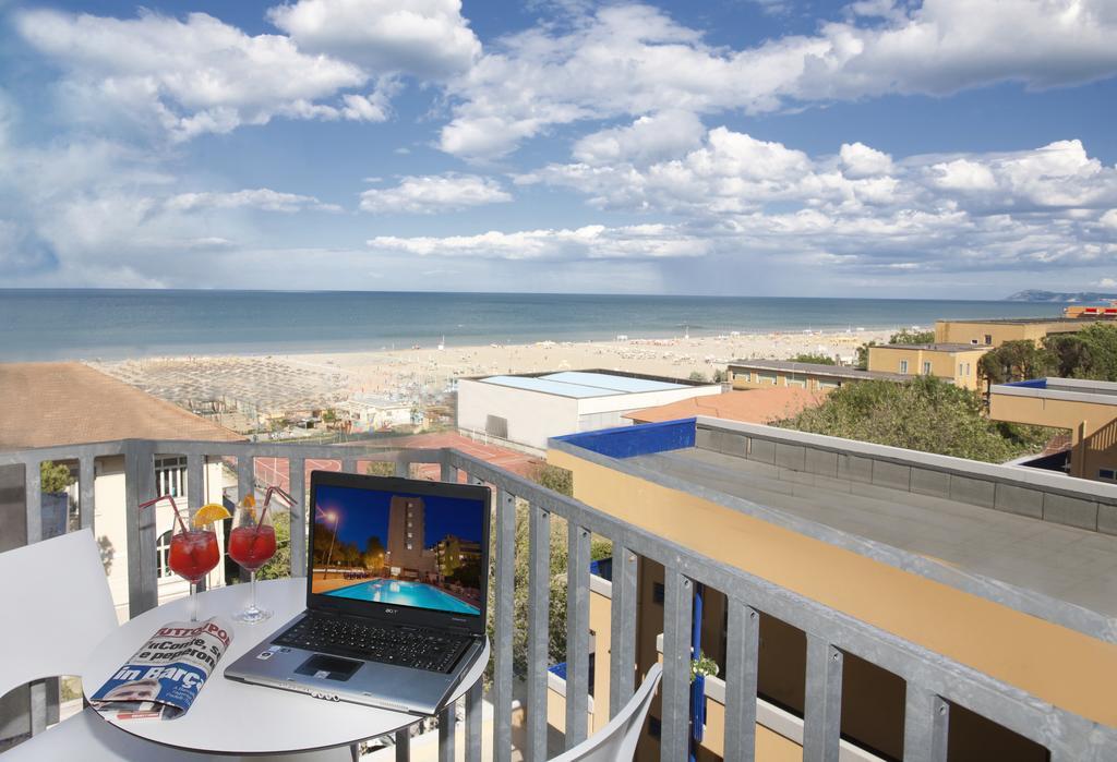 Hotel Jumbo Римини Екстериор снимка