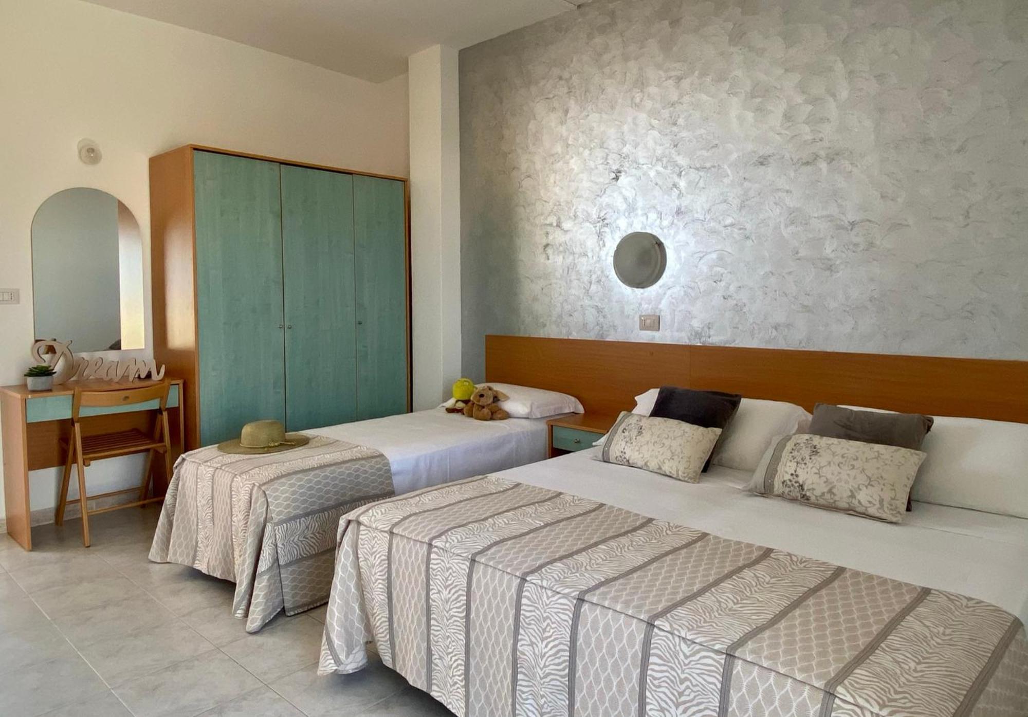 Hotel Jumbo Римини Екстериор снимка