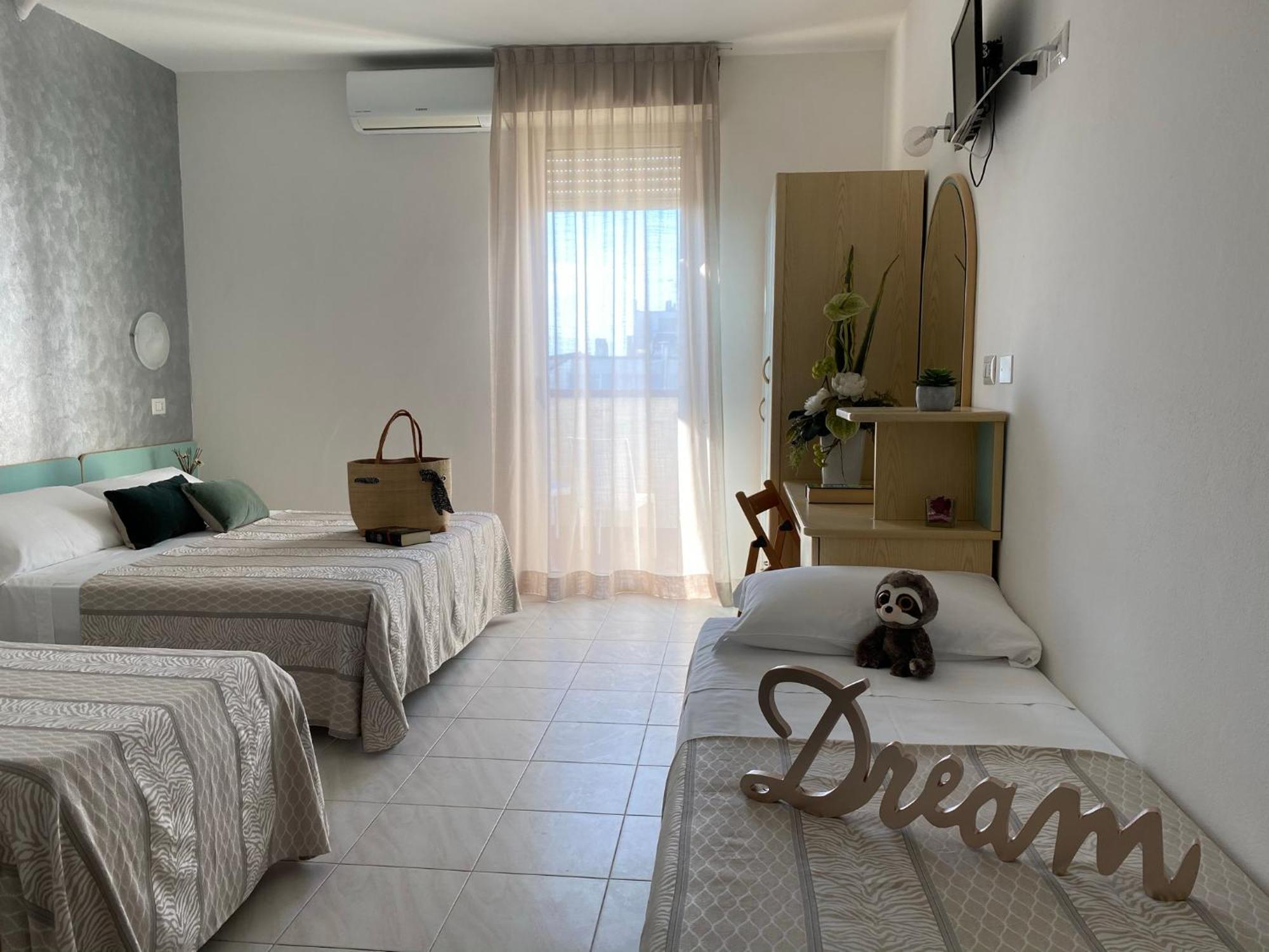 Hotel Jumbo Римини Екстериор снимка