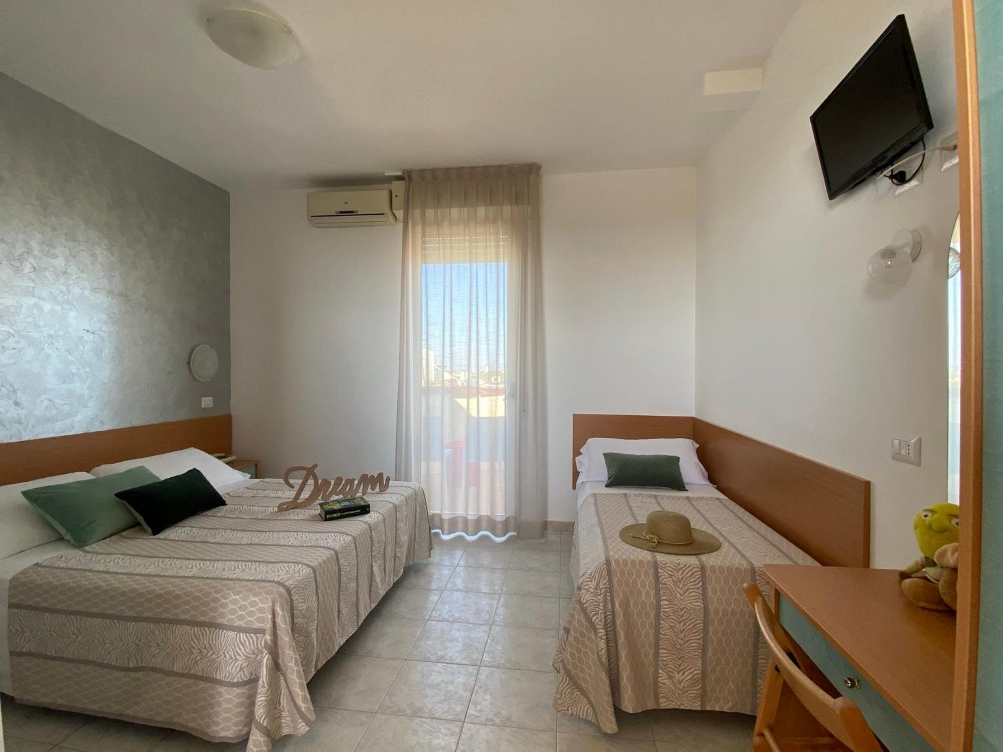 Hotel Jumbo Римини Екстериор снимка