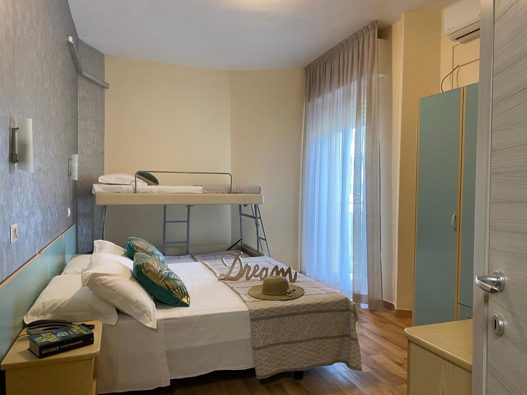 Hotel Jumbo Римини Екстериор снимка