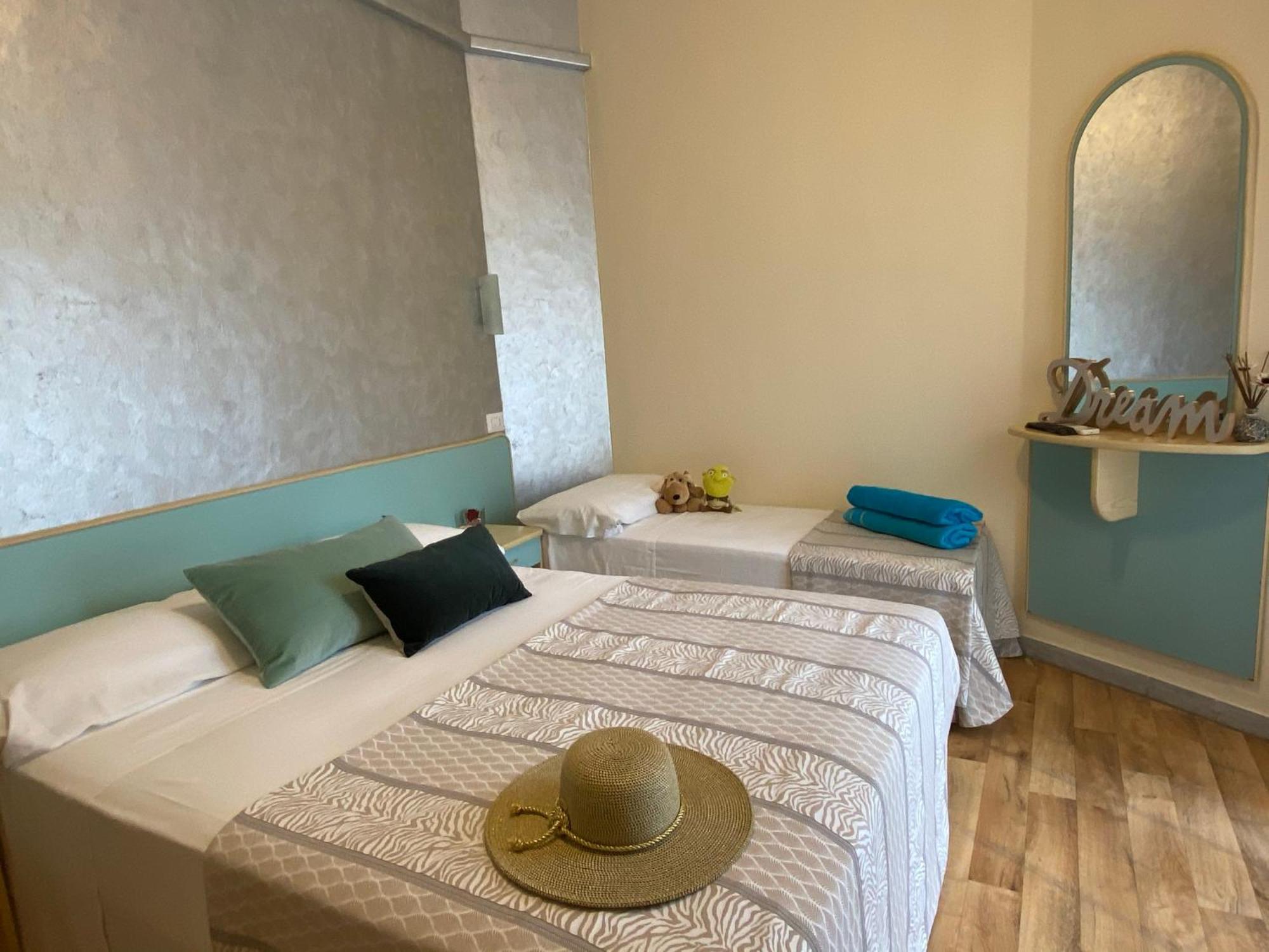 Hotel Jumbo Римини Екстериор снимка