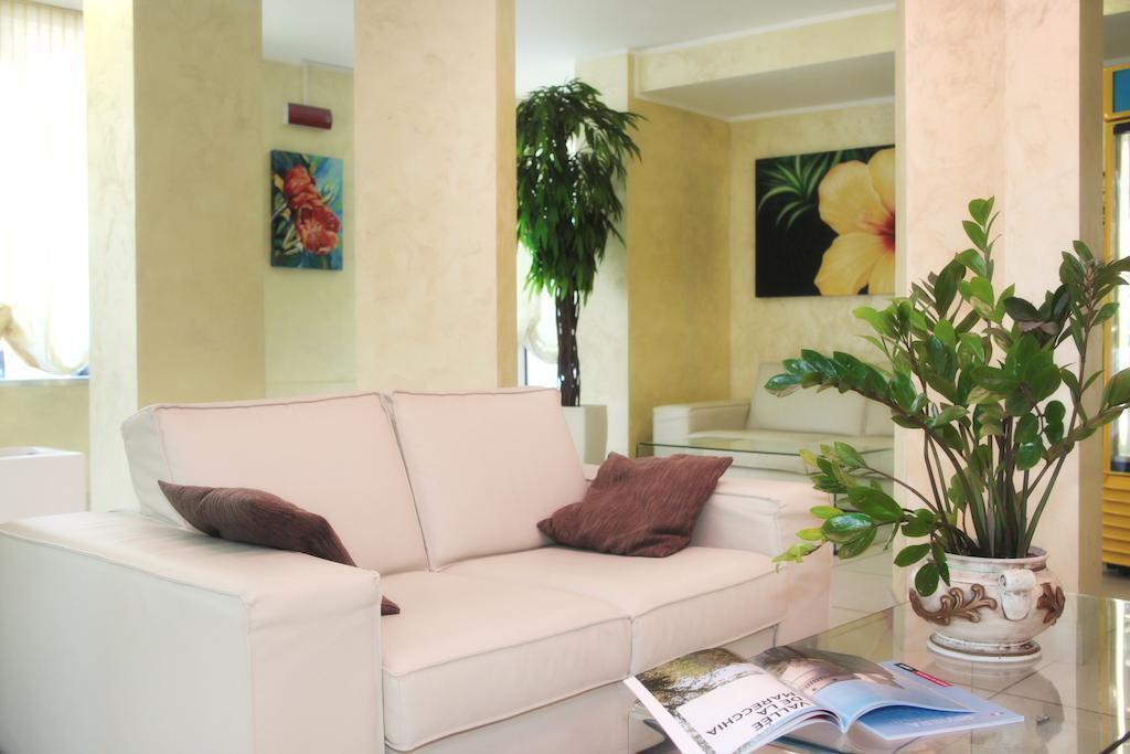 Hotel Jumbo Римини Екстериор снимка