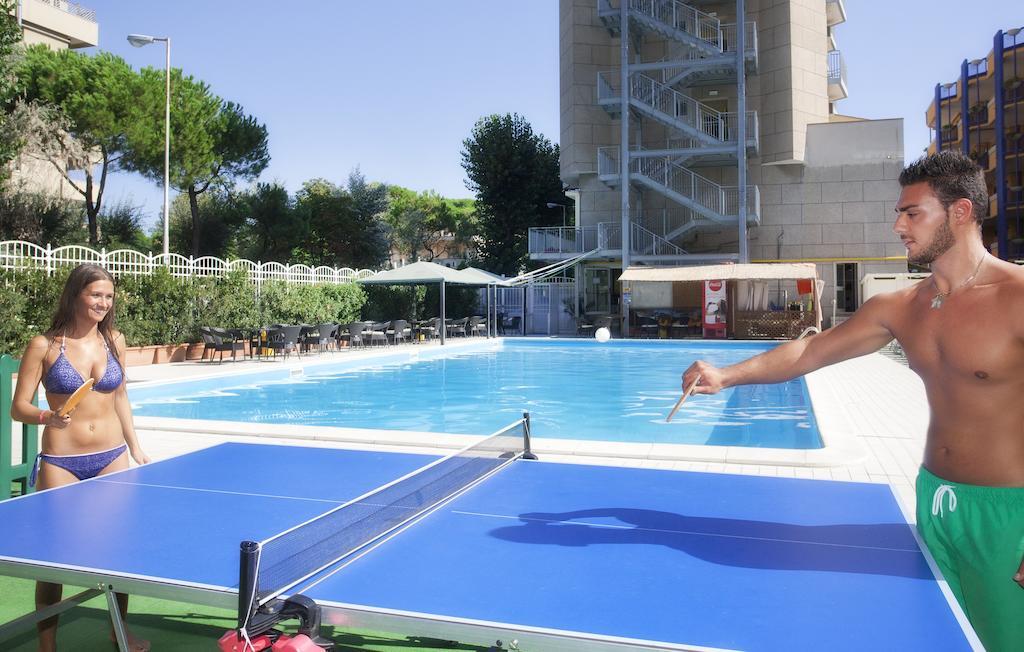 Hotel Jumbo Римини Екстериор снимка