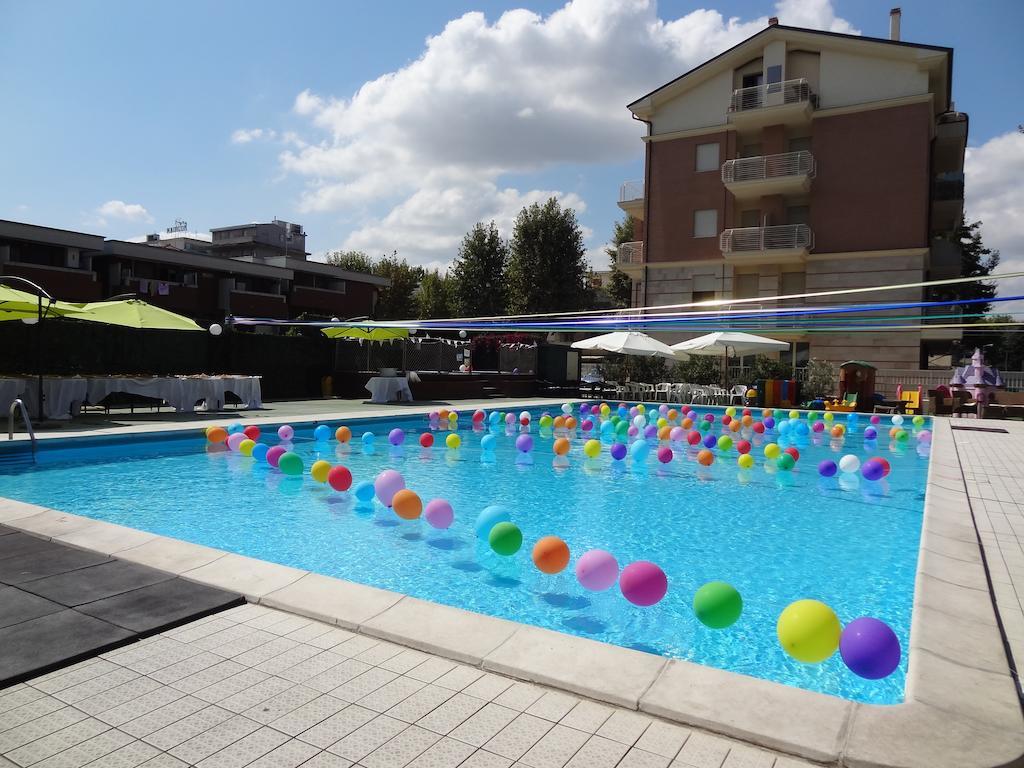 Hotel Jumbo Римини Екстериор снимка