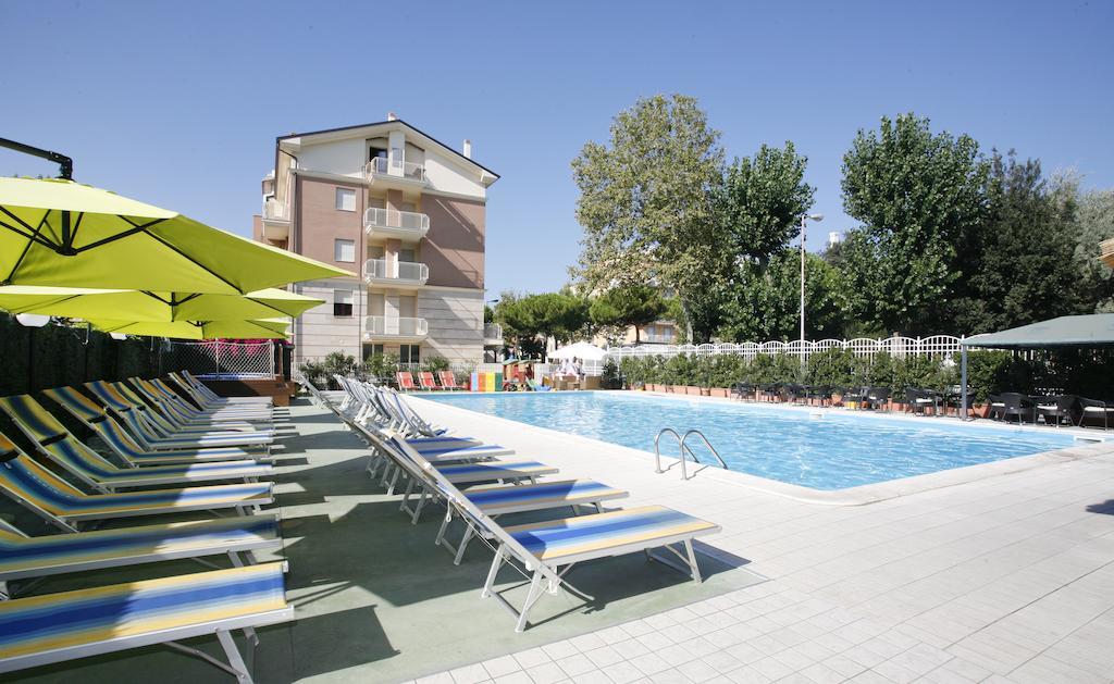 Hotel Jumbo Римини Екстериор снимка