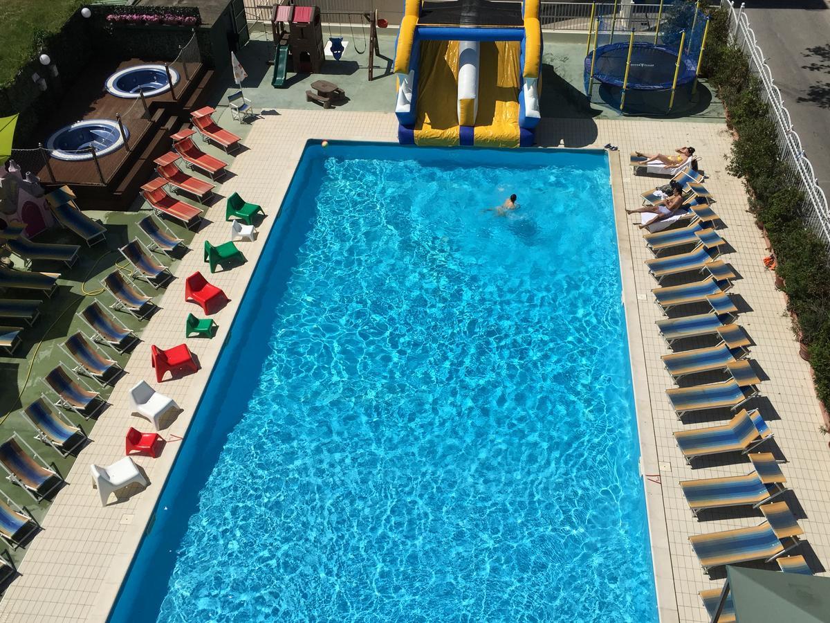 Hotel Jumbo Римини Екстериор снимка