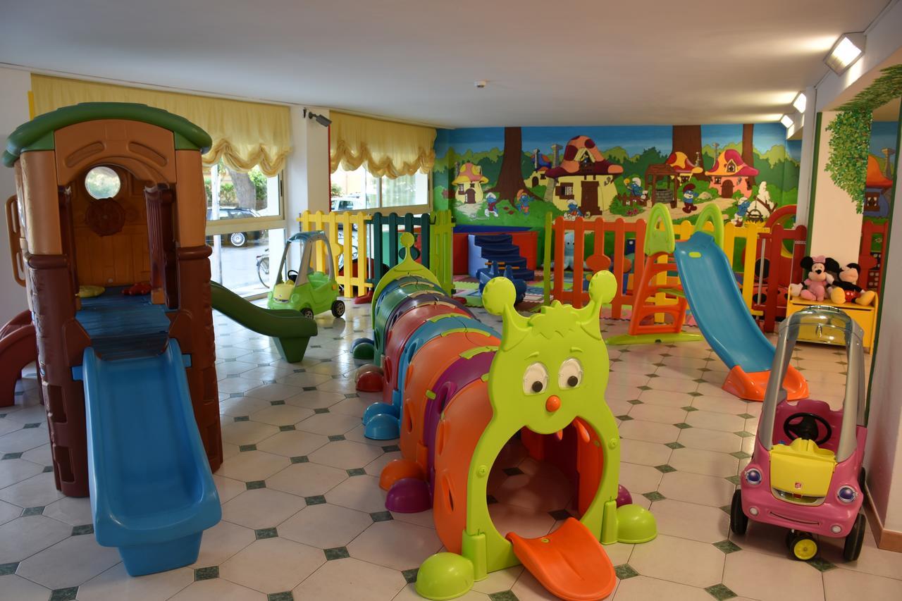 Hotel Jumbo Римини Екстериор снимка