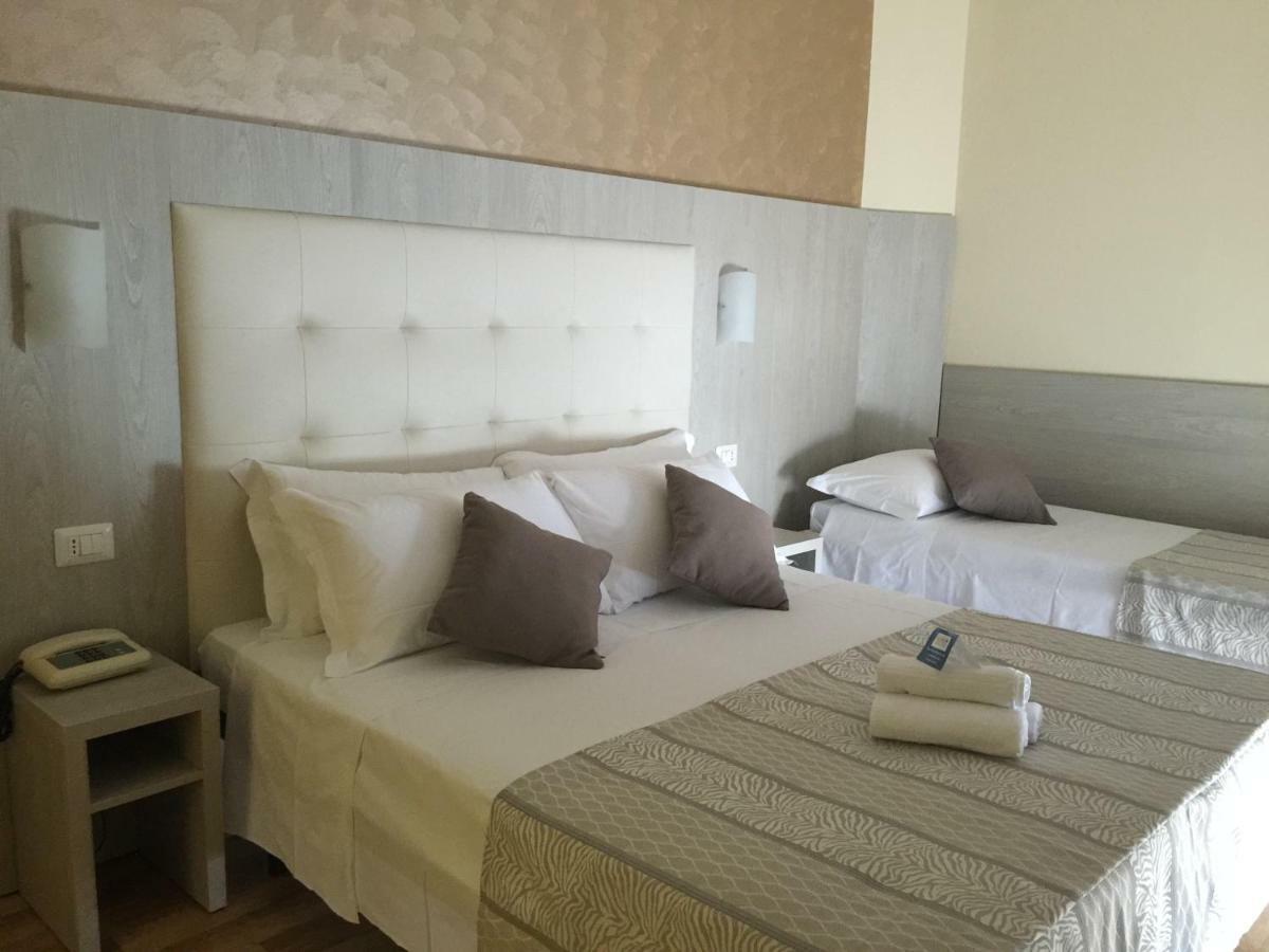 Hotel Jumbo Римини Екстериор снимка